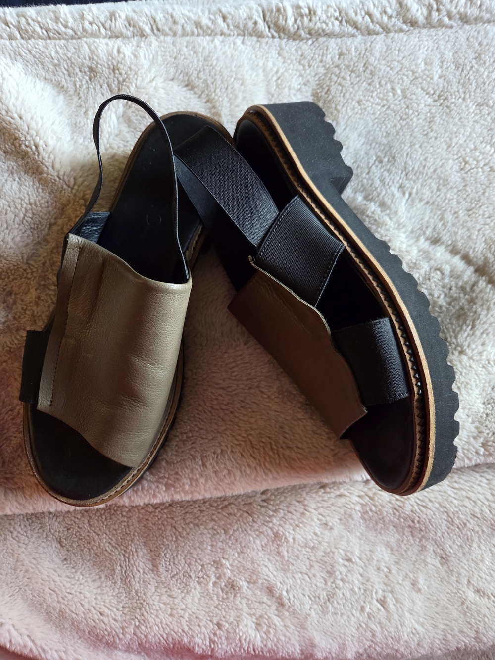 Bueno Olive Green and Black Platform Slide Sandals sz 9